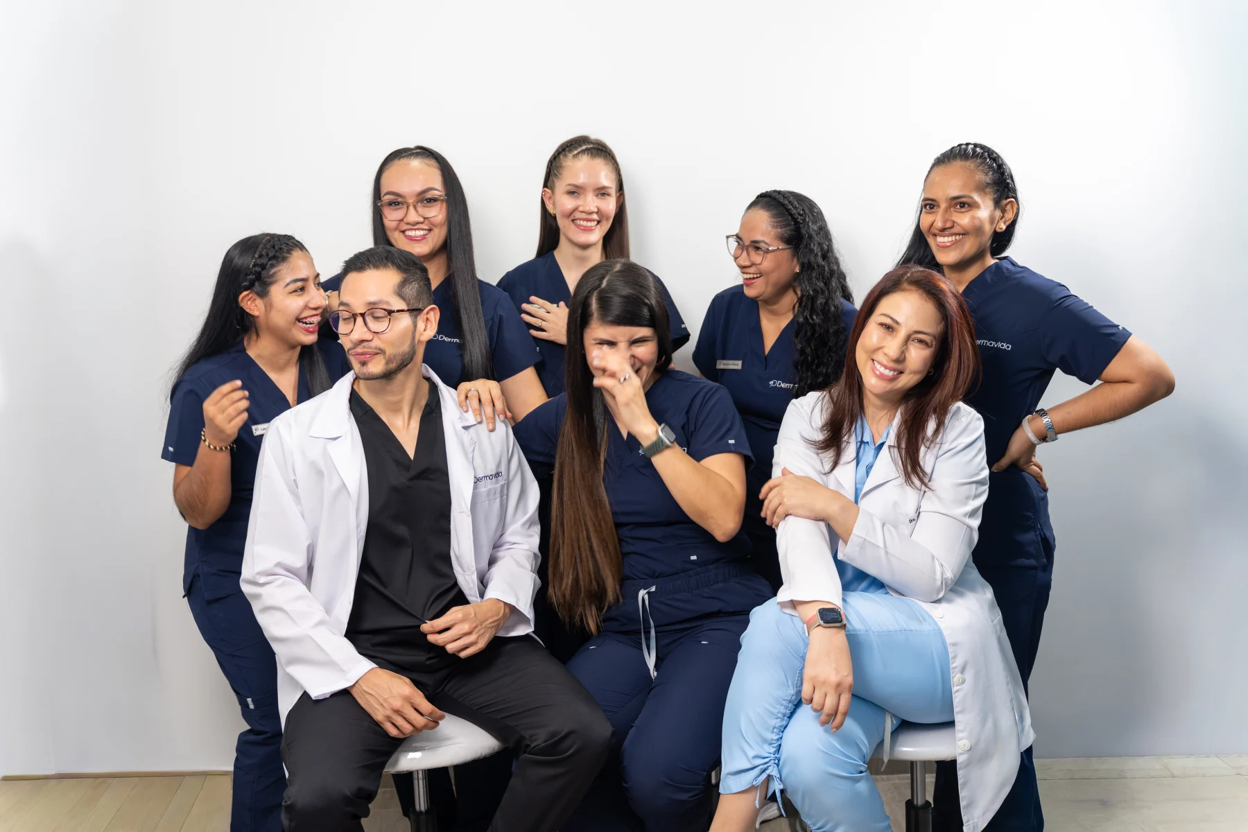 Equipo Dermavida compartiendo un momento cercano